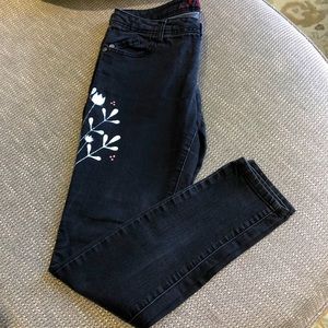 Elle jeans Size 4R. Black, painted floral design